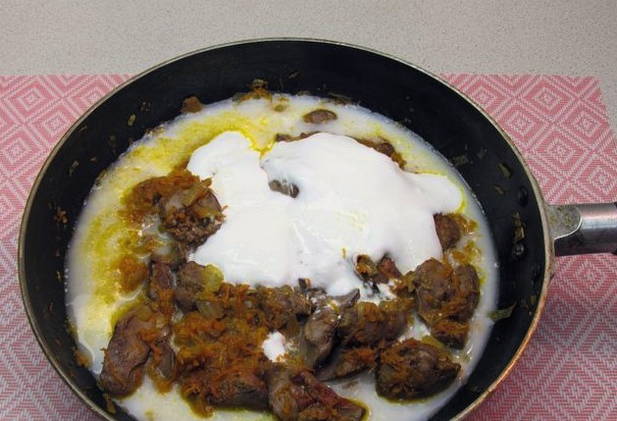 Куриная печень в сметане