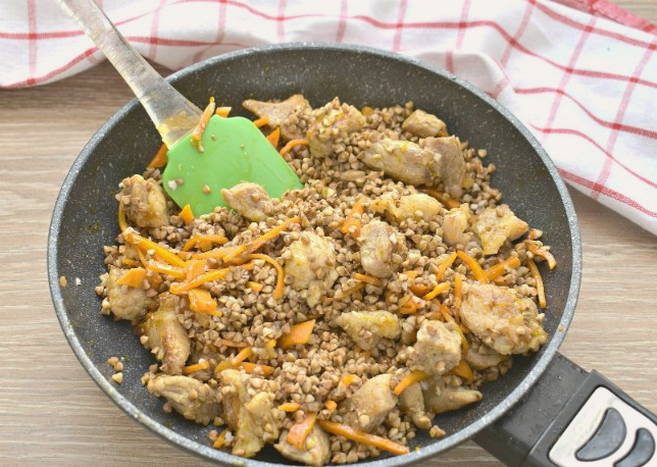 Гречка по-купечески со свининой на сковороде Гречка по-купечески со свининой на сковороде