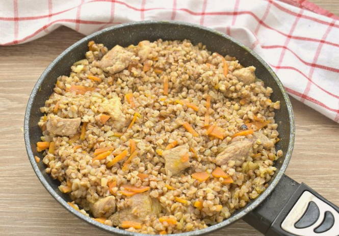 Гречка по-купечески со свининой на сковороде Гречка по-купечески со свининой на сковороде