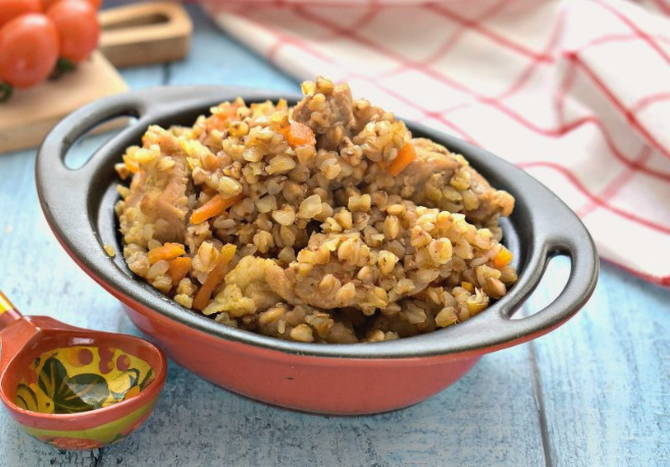 Гречка по-купечески со свининой на сковороде Гречка по-купечески со свининой на сковороде
