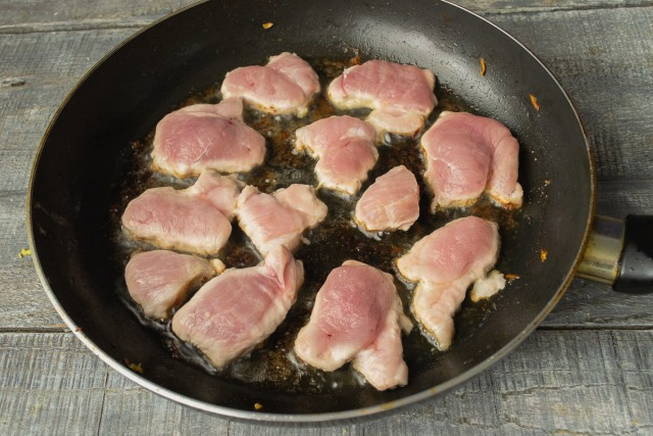 Свинина с шампиньонами на сковороде Свинина с шампиньонами на сковороде
