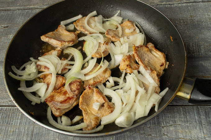 Свинина с шампиньонами на сковороде Свинина с шампиньонами на сковороде