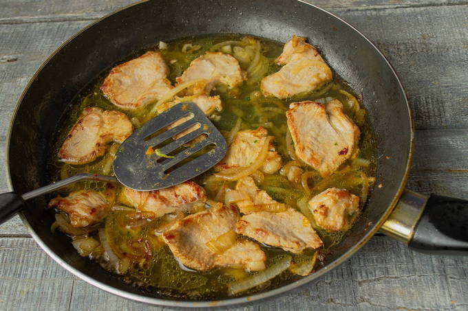 Свинина с шампиньонами на сковороде Свинина с шампиньонами на сковороде