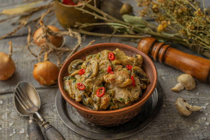 Свинина с шампиньонами на сковороде Свинина с шампиньонами на сковороде