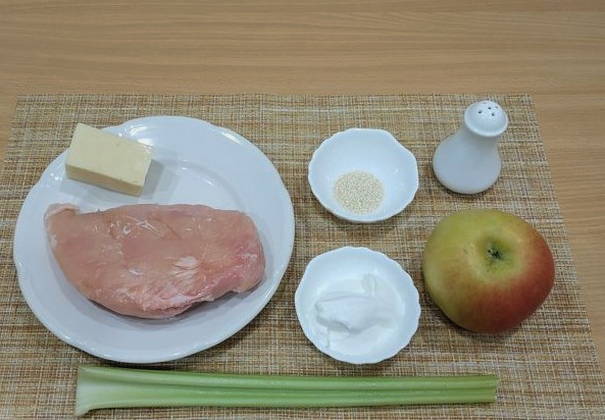 Салат с курицей, сельдереем и яблоком Салат с курицей, сельдереем и яблоком