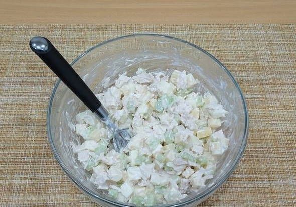 Салат с курицей, сельдереем и яблоком Салат с курицей, сельдереем и яблоком