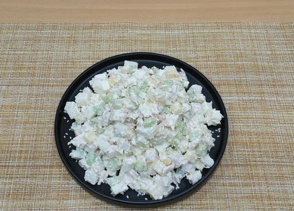 Салат с курицей, сельдереем и яблоком Салат с курицей, сельдереем и яблоком