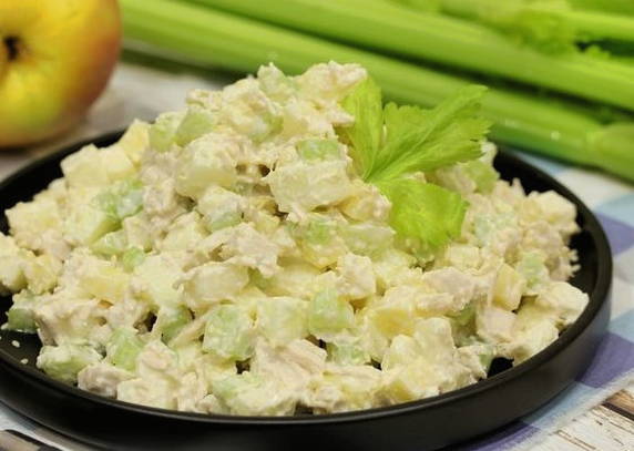 Салат с курицей, сельдереем и яблоком Салат с курицей, сельдереем и яблоком