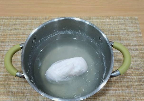 Салат с курицей, сельдереем и яблоком Салат с курицей, сельдереем и яблоком