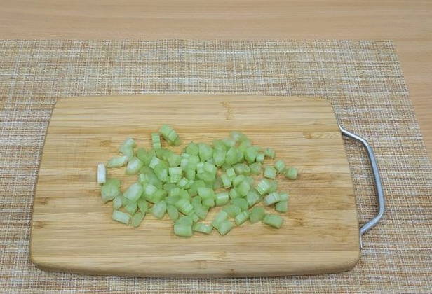Салат с курицей, сельдереем и яблоком Салат с курицей, сельдереем и яблоком