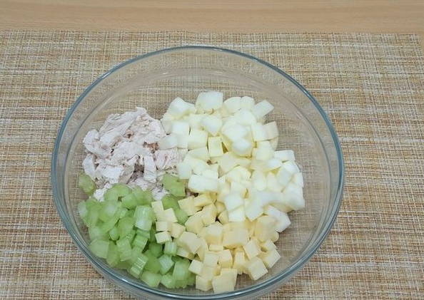Салат с курицей, сельдереем и яблоком Салат с курицей, сельдереем и яблоком