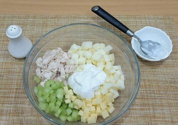Салат с курицей, сельдереем и яблоком Салат с курицей, сельдереем и яблоком