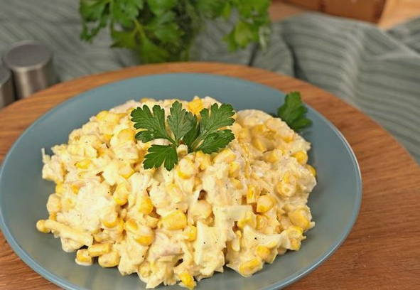 Салат с курицей, яйцом, сыром и кукурузой