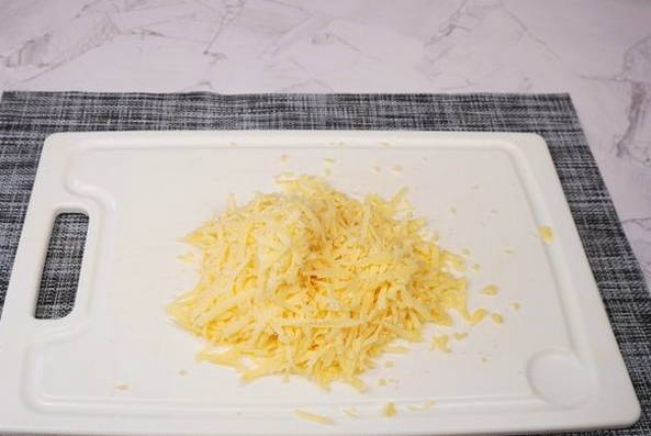 Салат с курицей, яйцом, сыром и кукурузой