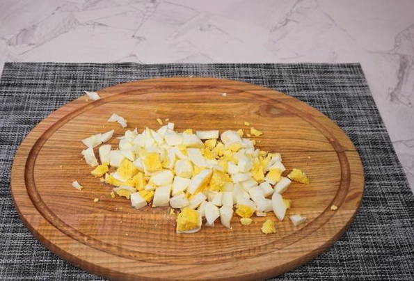 Салат с курицей, яйцом, сыром и кукурузой