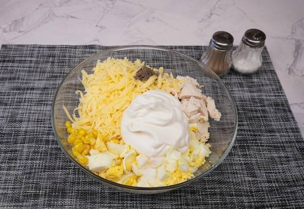 Салат с курицей, яйцом, сыром и кукурузой