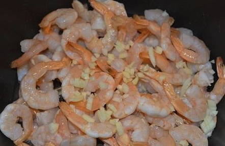 Креветки в сливочном соусе с чесноком