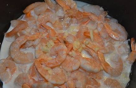 Креветки в сливочном соусе с чесноком