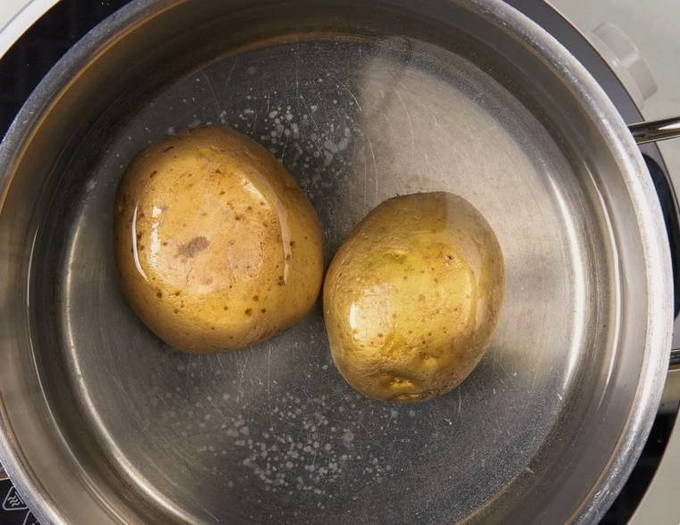 Салат с копченой рыбой горячего копчения Салат с копченой рыбой горячего копчения
