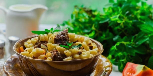 Макароны с тушенкой и луком на сковороде