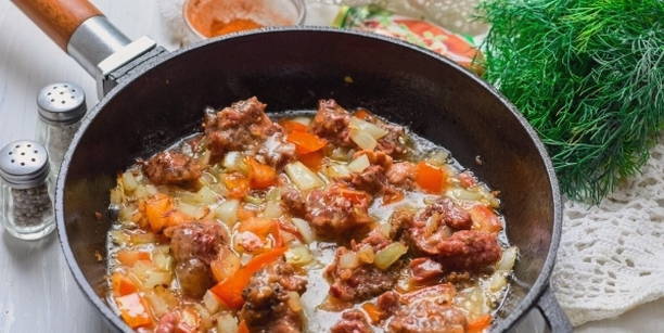 Макароны с тушенкой и луком на сковороде Макароны с тушенкой и луком на сковороде