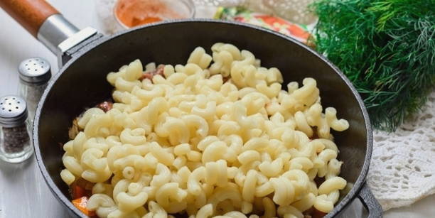 Макароны с тушенкой и луком на сковороде Макароны с тушенкой и луком на сковороде