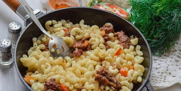 Макароны с тушенкой и луком на сковороде Макароны с тушенкой и луком на сковороде