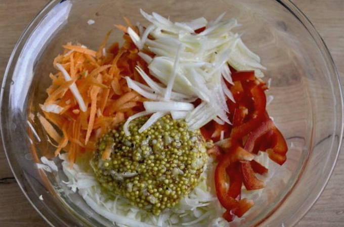 Салат из капусты с болгарским перцем и морковью с уксусом