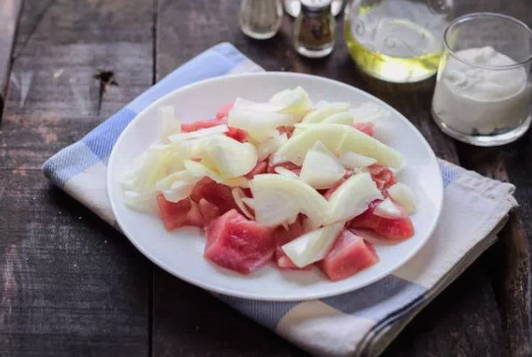 Свинина в сметане на сковороде