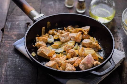 Свинина в сметане на сковороде