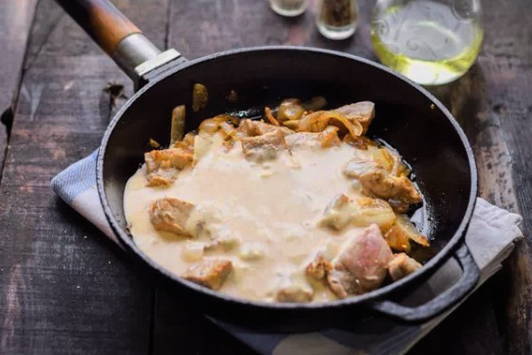 Свинина в сметане на сковороде