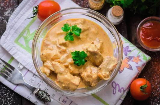 Свинина в сметане на сковороде