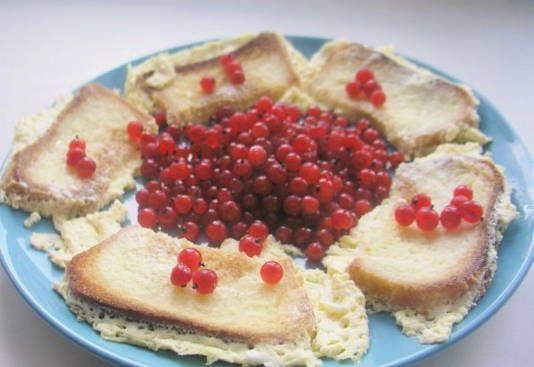 Жареный хлеб с яйцом