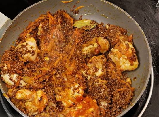 Гречка по-купечески с курицей на сковороде Гречка по-купечески с курицей на сковороде