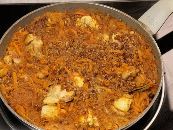 Гречка по-купечески с курицей на сковороде Гречка по-купечески с курицей на сковороде