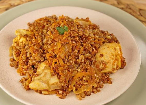 Гречка по-купечески с курицей на сковороде Гречка по-купечески с курицей на сковороде