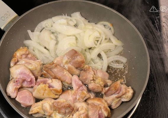 Гречка по-купечески с курицей на сковороде Гречка по-купечески с курицей на сковороде