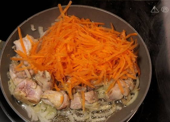 Гречка по-купечески с курицей на сковороде Гречка по-купечески с курицей на сковороде