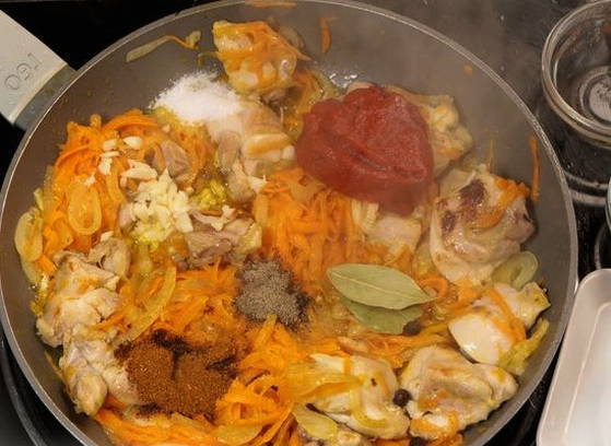 Гречка по-купечески с курицей на сковороде Гречка по-купечески с курицей на сковороде
