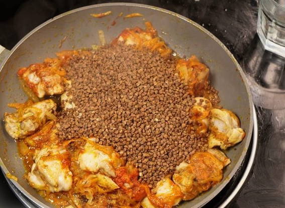 Гречка по-купечески с курицей на сковороде Гречка по-купечески с курицей на сковороде
