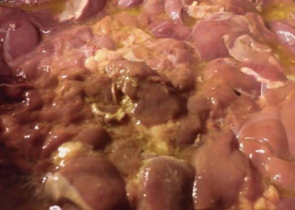 Жареная куриная печень с луком