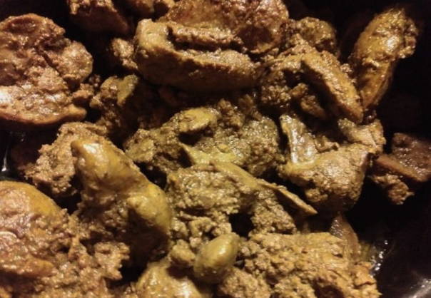 Жареная куриная печень с луком