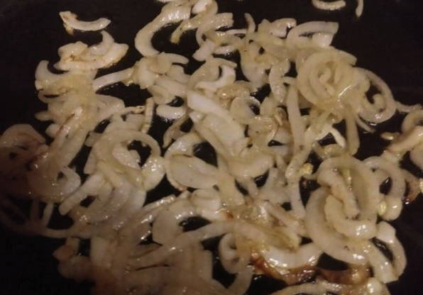 Жареная куриная печень с луком