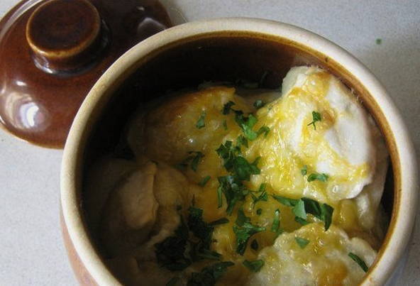 Запеченные пельмени с сыром и сметаной в духовке