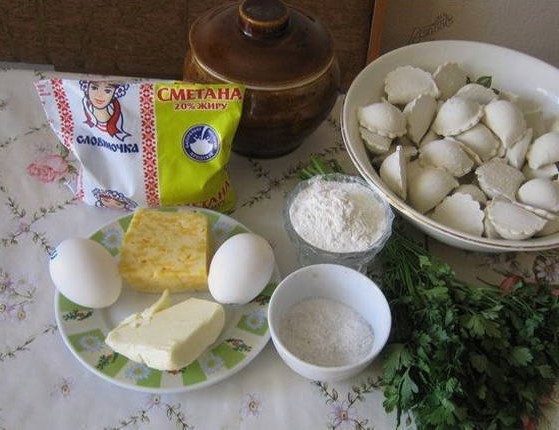 Запеченные пельмени с сыром и сметаной в духовке Запеченные пельмени с сыром и сметаной в духовке