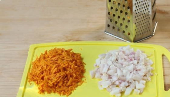 Тушеная рыба с морковью и луком Тушеная рыба с морковью и луком