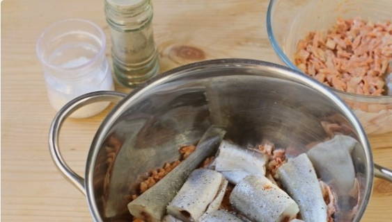 Тушеная рыба с морковью и луком Тушеная рыба с морковью и луком