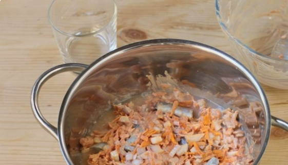 Тушеная рыба с морковью и луком Тушеная рыба с морковью и луком