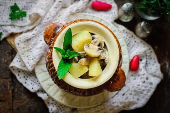 Картошка с грибами в горшочках в духовке