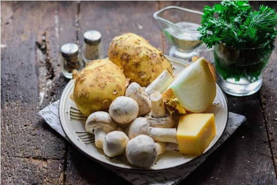 Картошка с грибами в горшочках в духовке